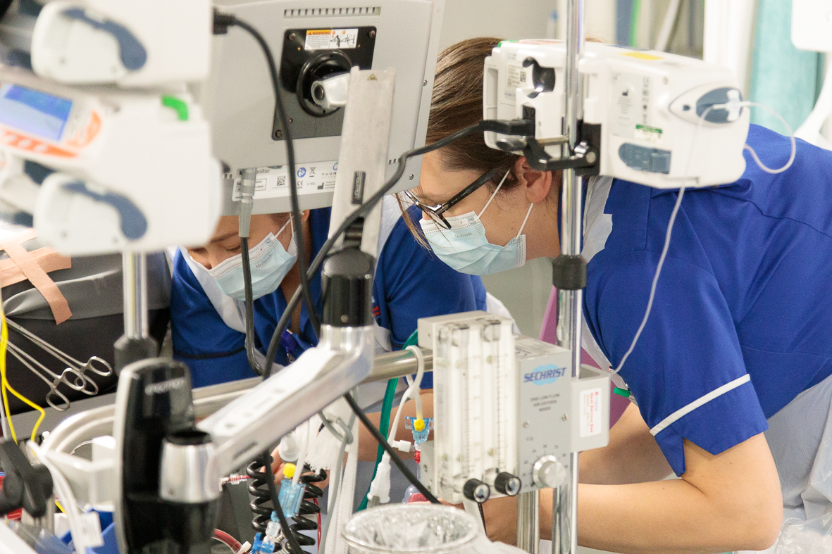 ممرضتان تنحيان وسط أجهزة مختلفة للعناية بأحد الأطفال