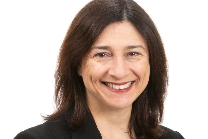 تظهر الدكتورة صوفيا فارادكار ومن خلفها خلفية بيضاء