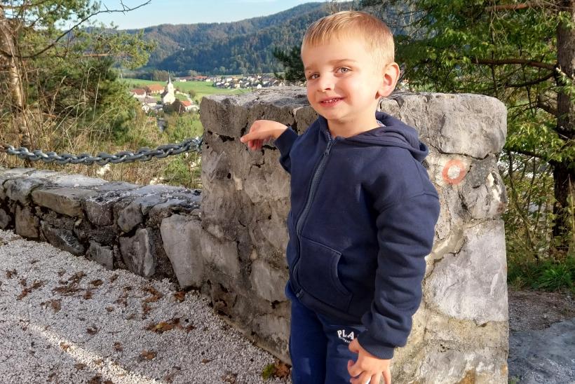 يظهر كريستوف من سلوفينيا وهو واقف ووراءه حائط قصير يظهر خلفه منقة  طبيعية فيها أشجار وماء.