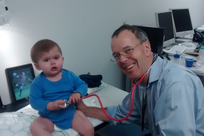دانيال الصغير مع البروفيسور جراهام ديفيز في مستشفى جريت أورموند ستريت