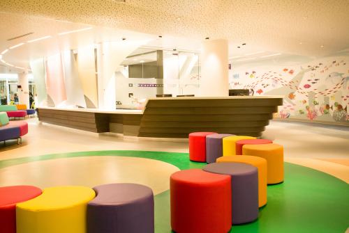 بيليسمينيا مع والدتها في جناح سكاي 