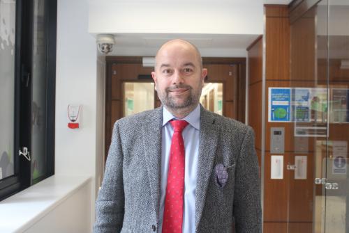 الطبيب الجراح مارتن كوستولني، استشاري جراحة القلب، واقفاُ في ممر داخل المستشفى