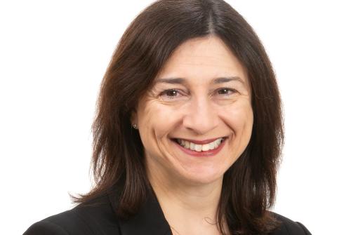 تظهر الدكتورة صوفيا فارادكار ومن خلفها خلفية بيضاء