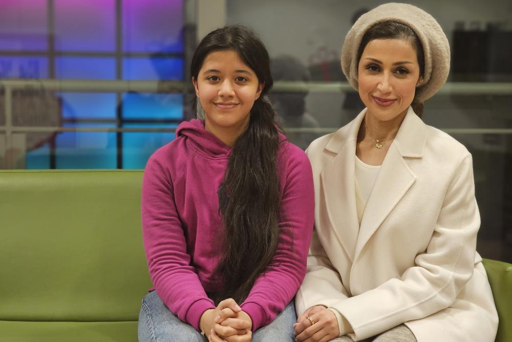  شيخة مع والدتها بدور