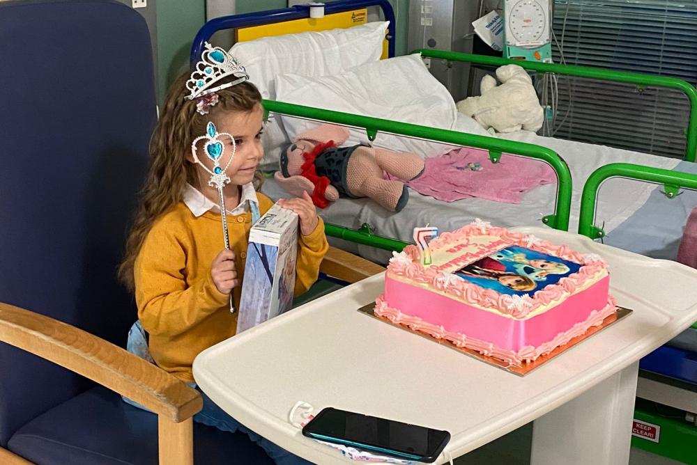 الصورة تظهر سارة أثناء إحتفالها بعيد ميلادها السابع في مستشفى جوش