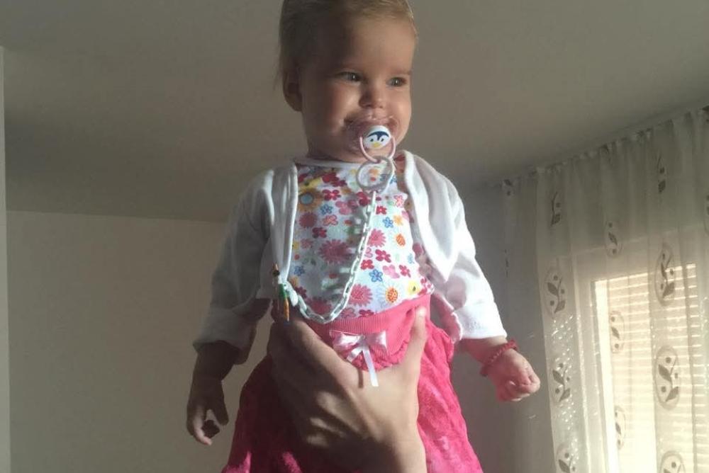 صورة لسارة وهي طفلة