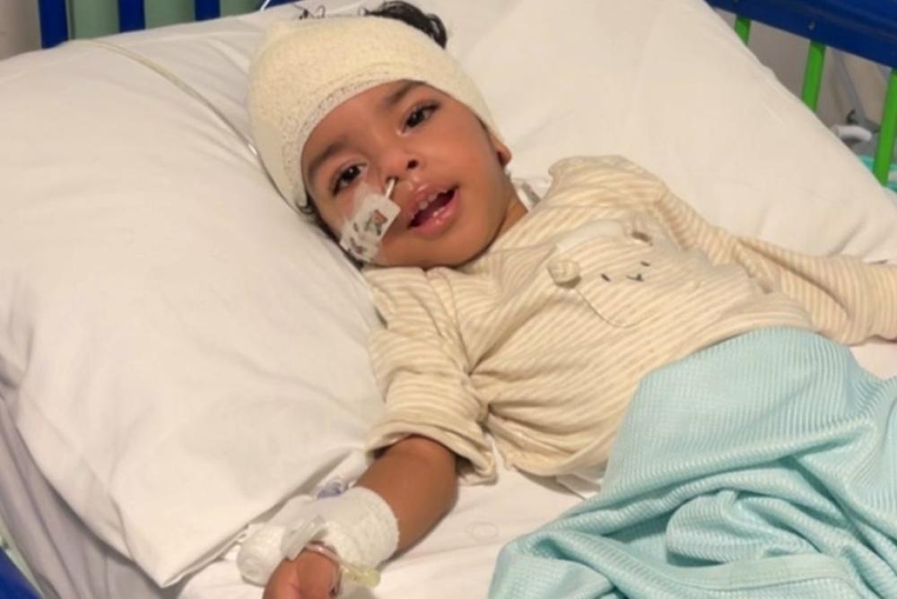 عز على سرير طبي في مستشفى جريت أورموند ستريت (جوش)