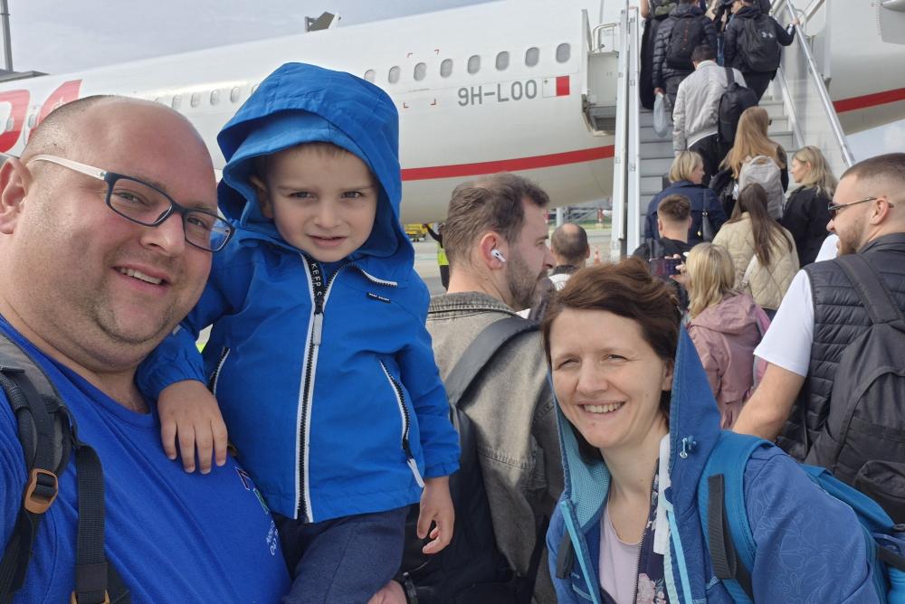 يظهر كريستوف ووالداه -تيديجا وديان- بينما كريستوف محمولاً على ساعد أبيه وهو في رفقتهما أمام طائرة في طريقهم إلى مستشفى جريت أورموند ستريت.