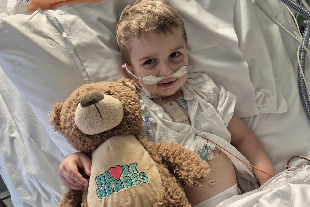 يظهر كريستوف ومعه دمية الدُّب المُفضَّلة له في غرفته بمستشفى جريت أورموند ستريت